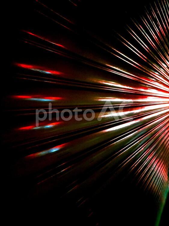 夜のシャッターの光の反射 シャッター,光,夜の写真素材