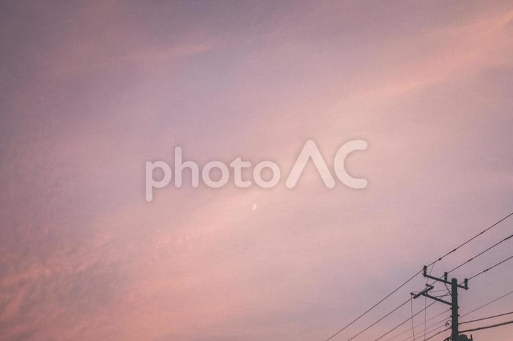 夕暮れの空に浮かぶ月 朝焼け,嵐の前,早朝の写真素材