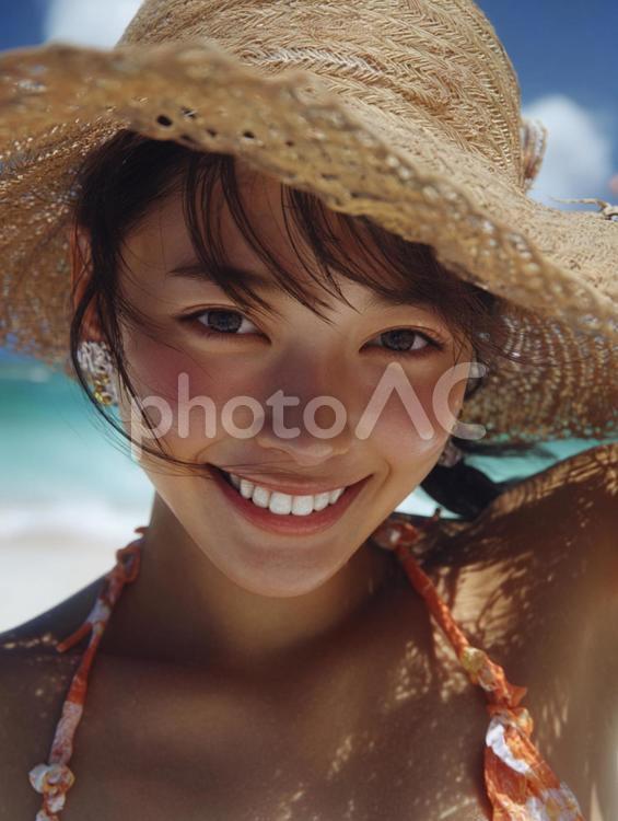 海辺の麦わら帽子を被った女性 ai人物,ポートレート,海辺の写真素材