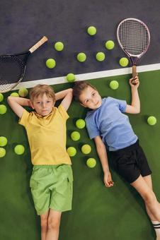 カラフルなウェアの子供プレーヤー 男女,子供,外国人の写真素材