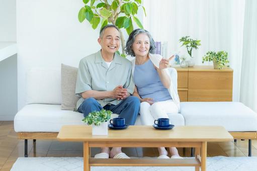 リビングでくつろぐシニア夫婦 シニア,夫婦,笑顔の写真素材