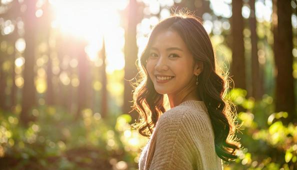 木漏れ日に佇む女性 木漏れ日に佇む女性の写真