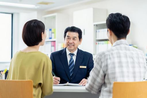 受付するプランナー 営業,夫婦,相談の写真素材
