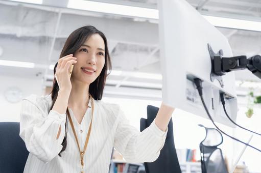 オフィスカジュアルの若い女性エンジニア オフィスカジュアルの若い女性エンジニア ビジネス,女性,オフィスの写真素材