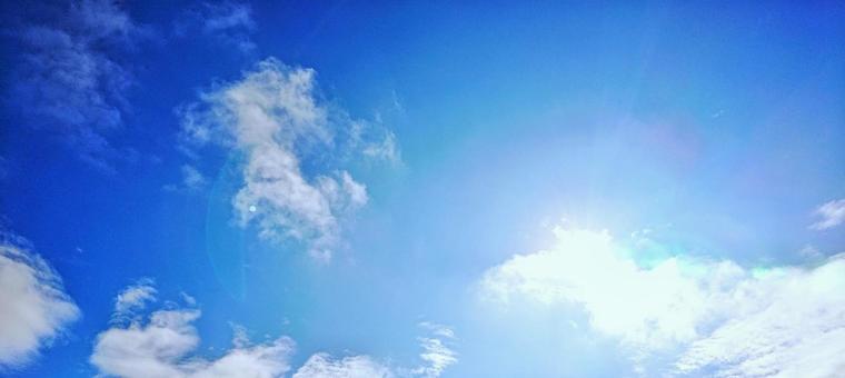 Blue sky, sun and clouds, there are not many people, heaven, summer, JPG