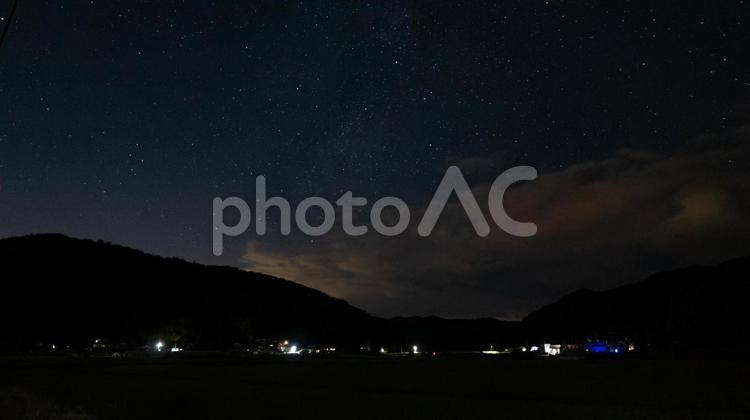 雲間から羽ばたくはくちょう座 星座,はくちょう座,白鳥の写真素材