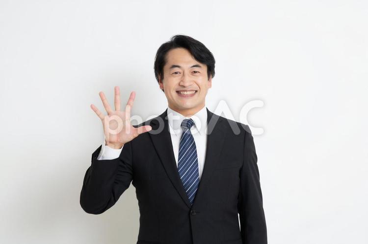 笑顔で指を5本立てている中年のサラリーマン男性 中年,上司,会社員の写真素材