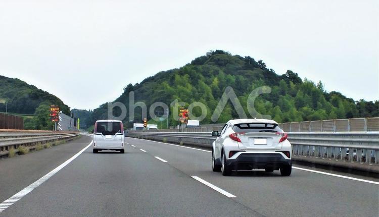 追い越しをしていく乗用車 追い越し,スピード,高速道路の写真素材