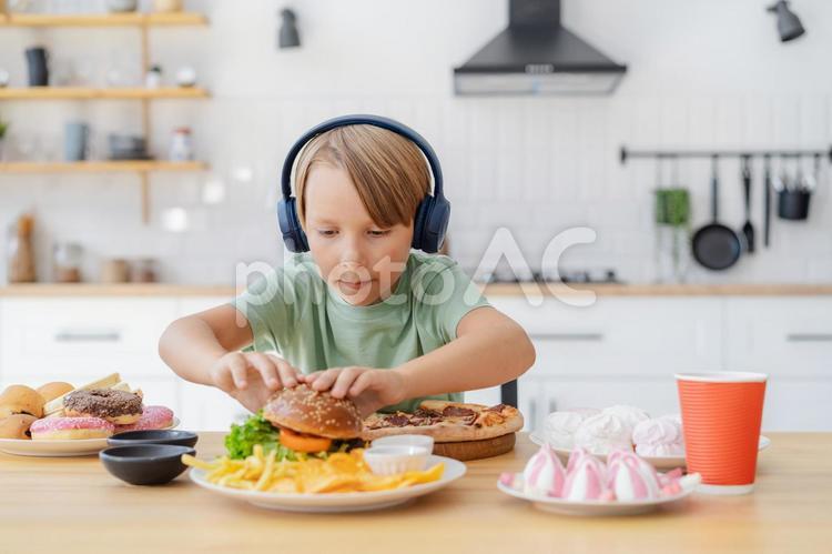 ハンバーを持っている男の子 男の子,人物,食事の写真素材