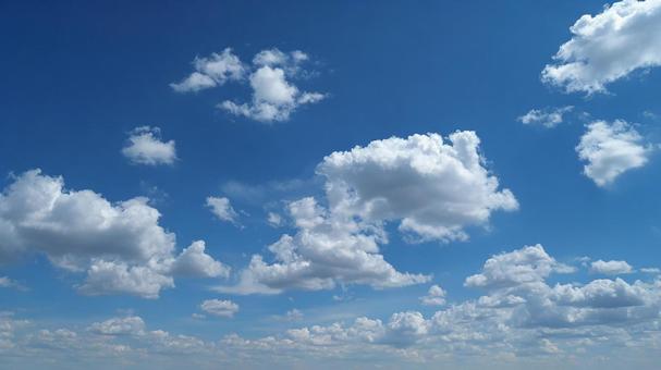 穏やかな青い空に浮かぶ白い雲の風景の写真
