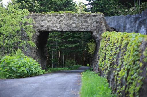 岩のトンネル 岩のトンネル トンネル,山道,山の写真素材