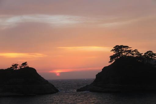 堂ヶ島の島の向こうに綺麗な夕陽 堂ヶ島の島の向こうに綺麗な夕陽の写真