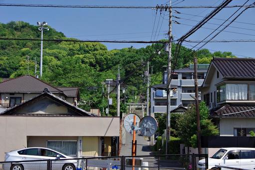 松山市郊外の町角風景 松山市郊外の町角風景 町並み,家並み,鳥居の写真素材