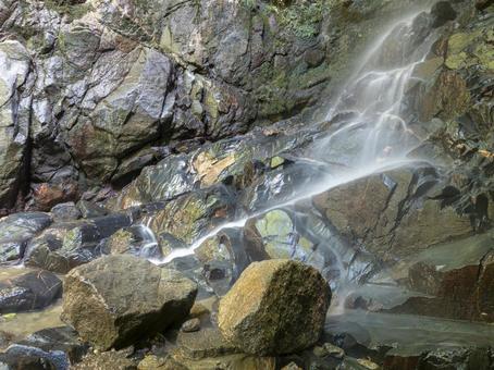 静かに流れる山の滝 静かに流れる山の滝 滝,岩,水の写真素材