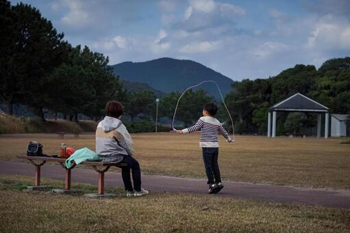 ＜素材＞公園で縄跳びをする少年と母親 家族,親子,縄跳びの写真素材