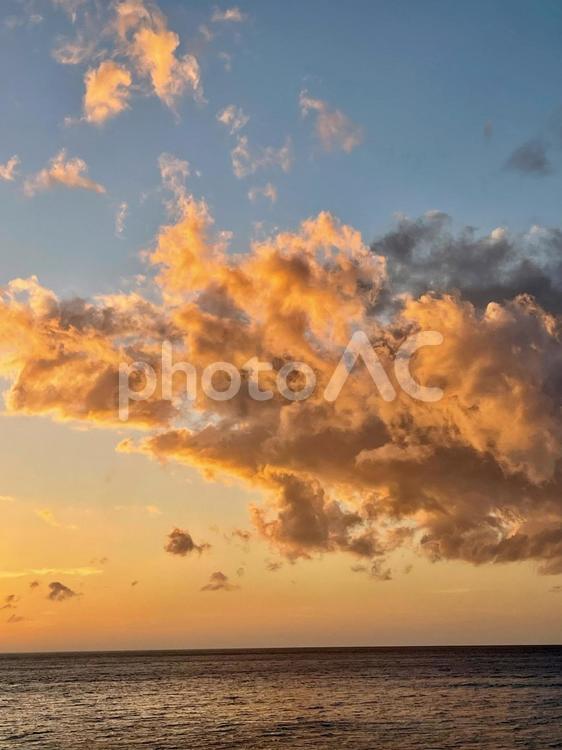 奄美大島の夕焼け 海,波,きれいな海の写真素材