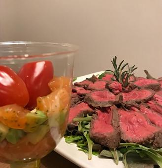 手作りローストビーフと前菜 手作りローストビーフと前菜の写真