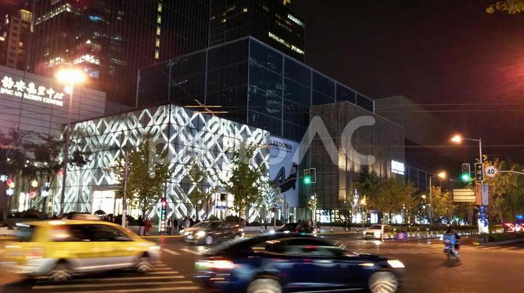活気あふれる上海の夜　輝く繁華街 上海,夜の賑わい,街並みの写真素材
