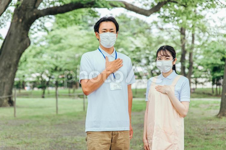 マスクをつけた医療・介護・福祉系の男女スタッフ（カメラ目線） 介護士,ホームヘルパー,看護師の写真素材