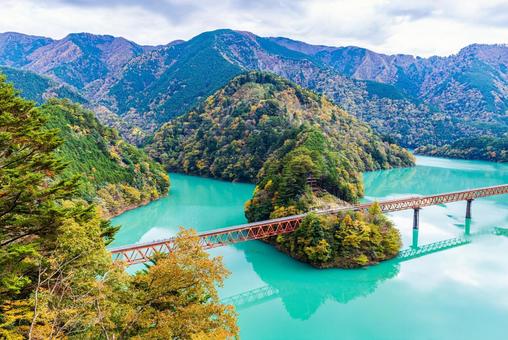 静岡県　奥大井湖上駅・秋景色 奥大井湖上駅,秋,紅葉の写真素材