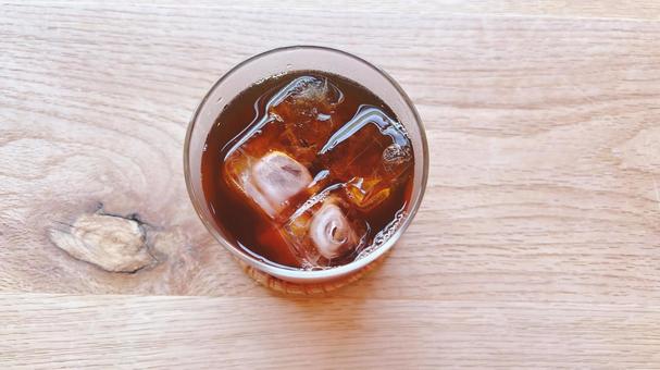 木製コースターとアイスコーヒー 木製コースターとアイスコーヒー アイスコーヒー,コーヒー,飲み物の写真素材