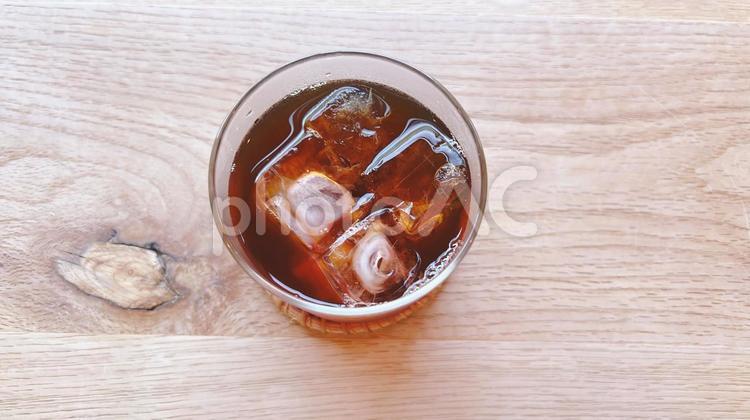 木製コースターとアイスコーヒー アイスコーヒー,コーヒー,飲み物の写真素材