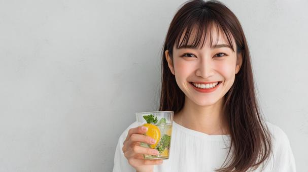 デトックスウォーターを飲む女性の写真