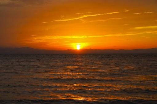 沈む太陽 琵琶湖 さいかち浜水泳場にて 沈む太陽 琵琶湖 さいかち浜水泳場にて 夕日,夕陽,夕暮れの写真素材