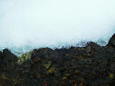 積雪と黒い岩 積雪と黒い岩の写真