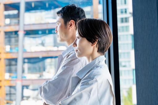 作業着を着た男女 作業着を着た男女の写真