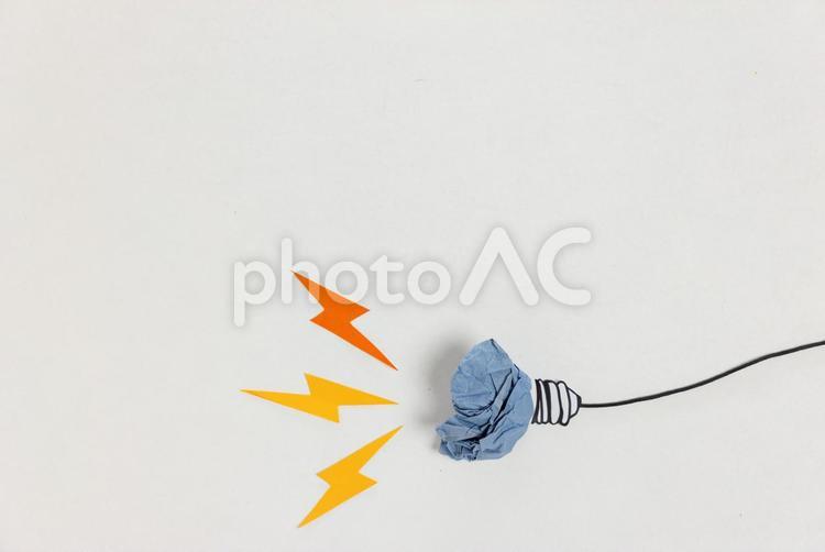 青いゴミの電球のアートと雷 電球,アイデア,創造性の写真素材