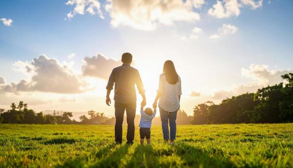 青空と草原の家族（ファミリー）赤ちゃんの写真