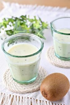 キウイのスムージー キウイ,スムージー,牛乳の写真素材