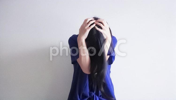 頭を抱える女性(横長) 女性,ストレス,辛いの写真素材