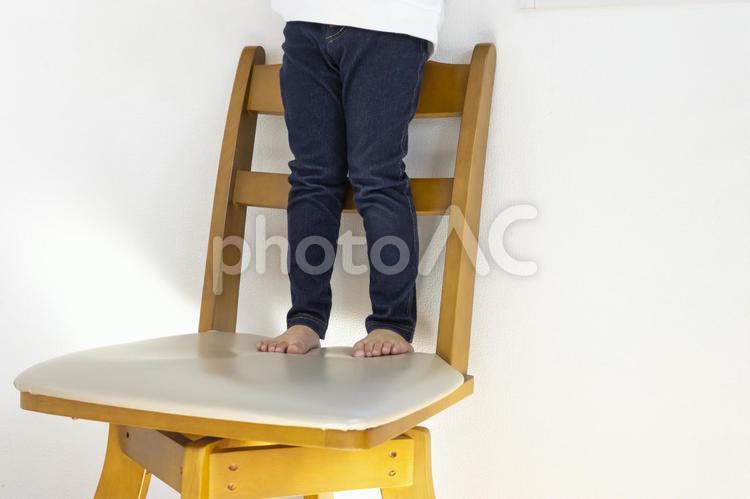 椅子の上に立っている女の子の脚（4歳 踏み台,椅子,足場の写真素材
