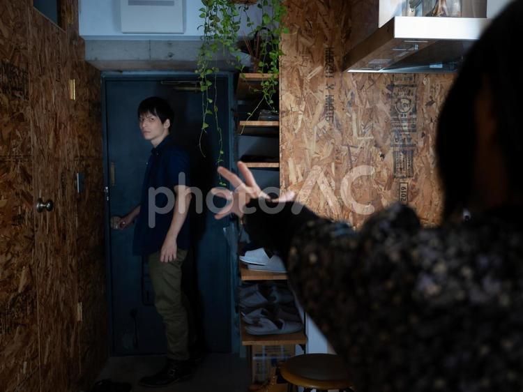 １３：玄関から出ていく 険悪,女性,男性の写真素材