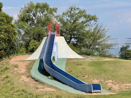 夏の公園　丘の上の滑り台 公園,滑り台,夏の写真素材