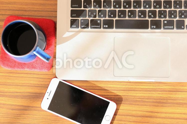 キーボードとスマホとコーヒー パソコン,ノートパソコン,コーヒーの写真素材