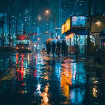 濡れた路面に映る鮮やかなネオンライト 濡れた路面に映る鮮やかなネオンライトの写真
