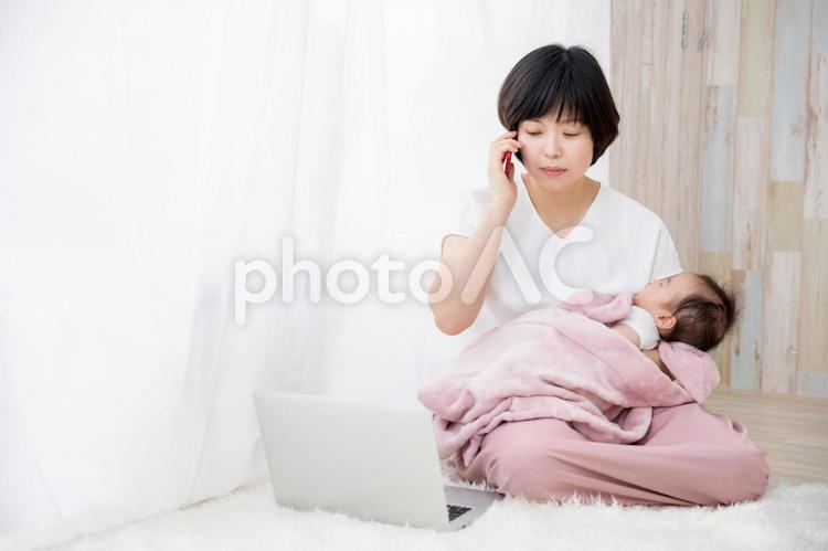 在宅勤務のママ 赤ちゃん,風邪,スマホの写真素材