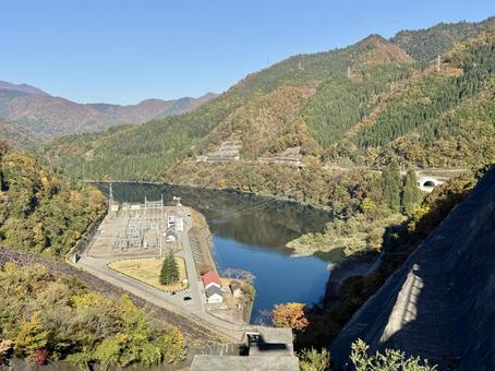 秋の福井県の九頭竜ダム　紅葉に色づく湖 秋,道路,晩秋の写真素材