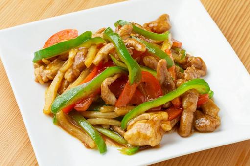 白い角皿いっぱいに盛られた青椒肉絲2 白い角皿いっぱいに盛られた青椒肉絲2の写真