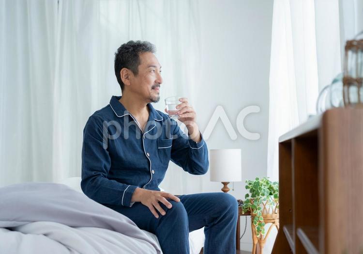 寝室で水を飲むミドルの男性 男性,水,ミドルの写真素材
