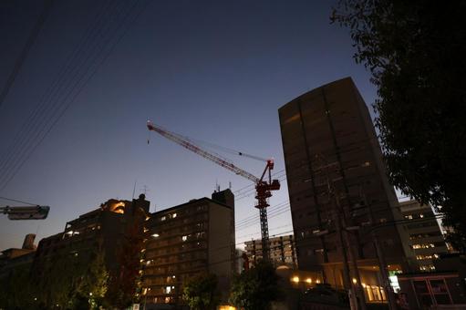 建設工事のクレーンとビル群 駅前,建設現場,明かりの写真素材
