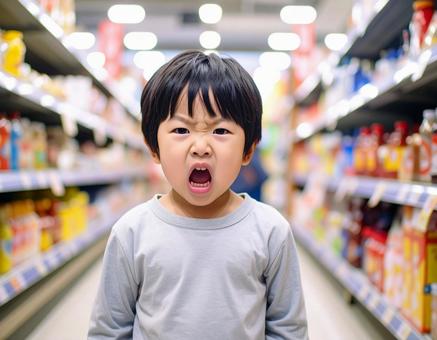 スーパーで怒る子供 スーパーで怒る子供の写真