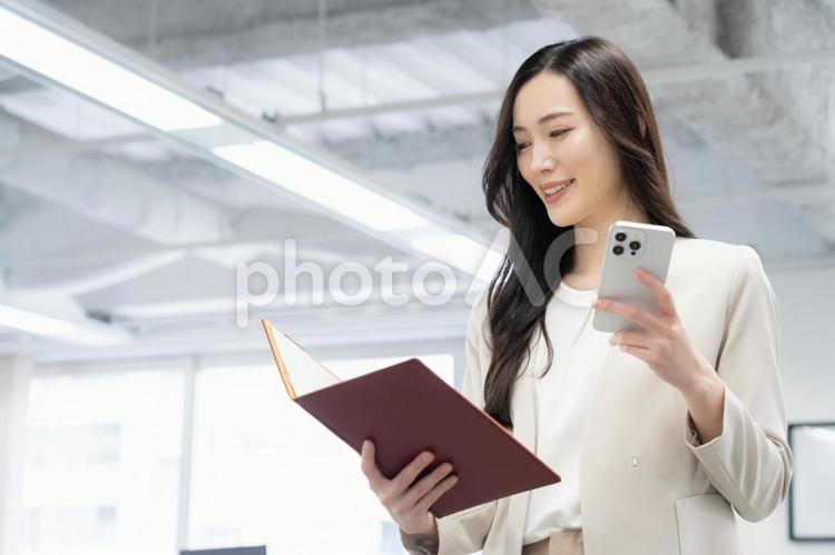 オフィスで仕事をする若いビジネスウーマン ビジネス,女性,オフィスの写真素材