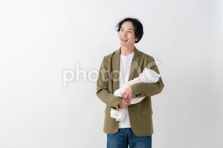 白バックの若い父親と赤ちゃん 家族,育児,男性の写真素材