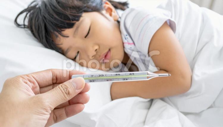 体温計を持つ母親の手と体調不良の子供 子供,体温計,発熱の写真素材
