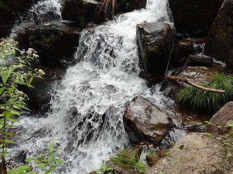 岩を流れ落ちる滝のしぶき 岩を流れ落ちる滝のしぶき 滝,清流,水しぶきの写真素材