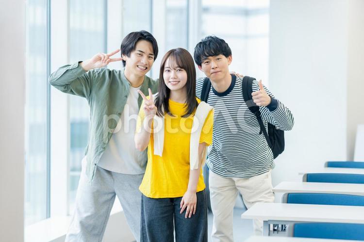 ポーズする学生 大学生,教室,笑顔の写真素材